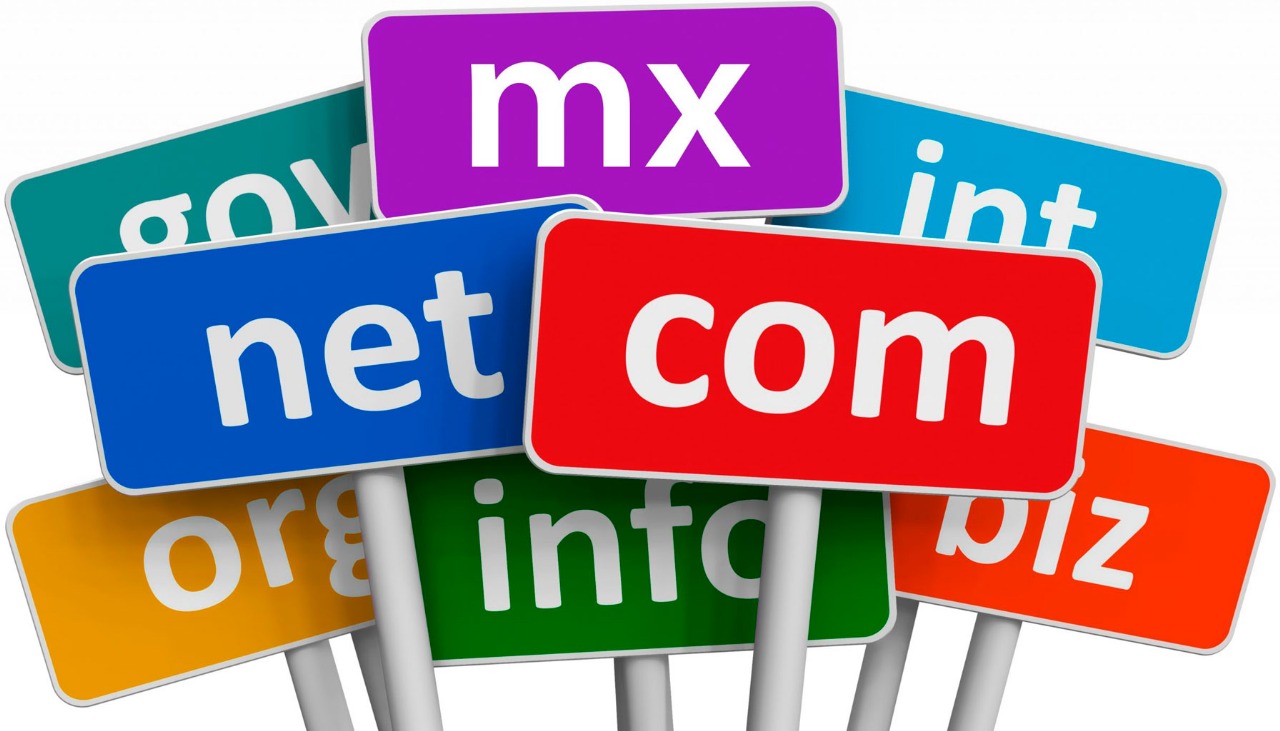 Señales coloridas que representan dominios de nivel superior como .com, .net, .gov, .info y .biz para mostrar variedad de TLDs.